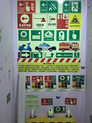 Stampa con solvente ecologico / UV Adesivo in vinile fotoluminescente 6, 8, 10 ore Brilla in pellicola scura con diversi colori per sicurezza